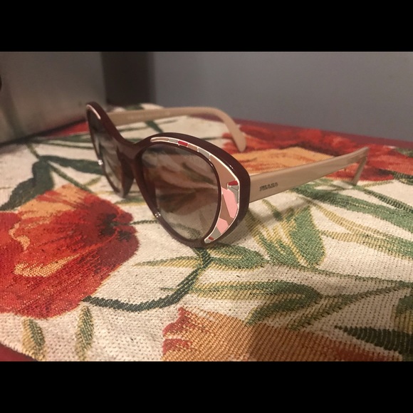 New in box designer sunglasses - Picture 2 of 2